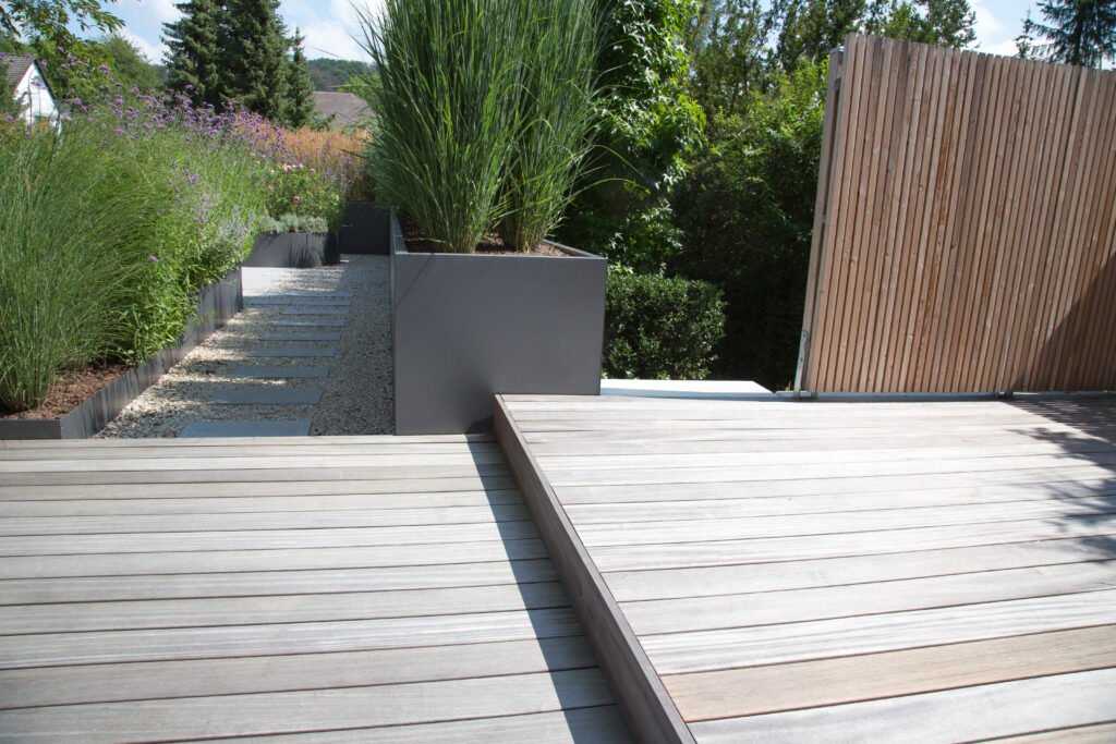 Moderne Terrasse aus Holz in Wuppertal